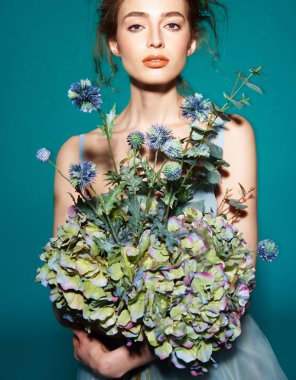 Profesyonel makyajlı güzel bir kadın.