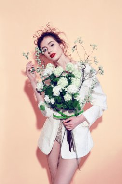 Profesyonel makyajlı güzel bir kadın.