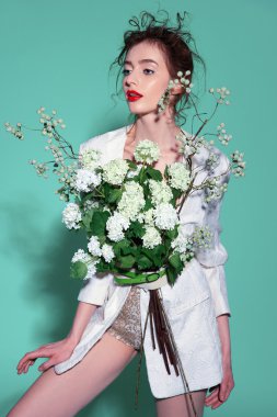 Profesyonel makyajlı güzel bir kadın.