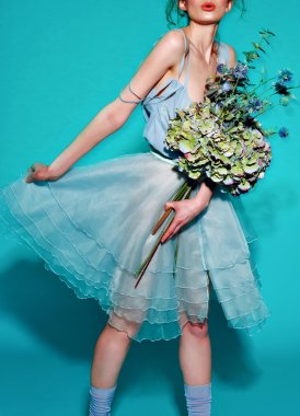 Profesyonel makyajlı güzel bir kadın.