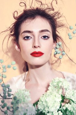 Profesyonel makyajlı güzel bir kadın.