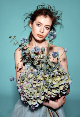 Profesyonel makyajlı güzel bir kadın.