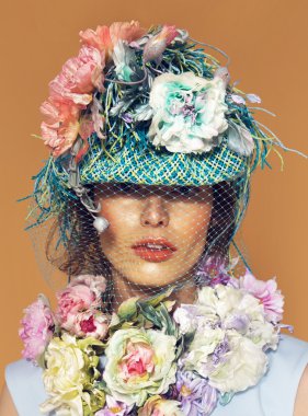 Profesyonel makyajlı güzel bir kadın.