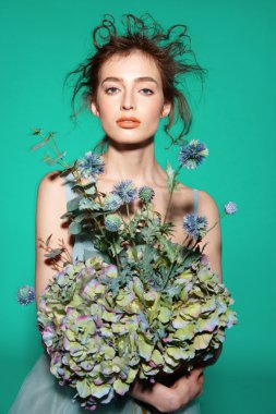 Profesyonel makyajlı güzel bir kadın.