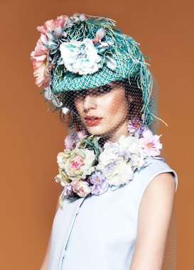 Profesyonel makyajlı güzel bir kadın.