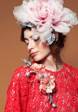 Profesyonel makyajlı güzel bir kadın.