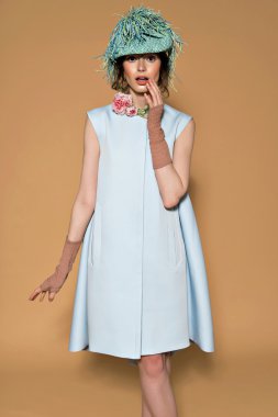 Profesyonel makyajlı güzel bir kadın.