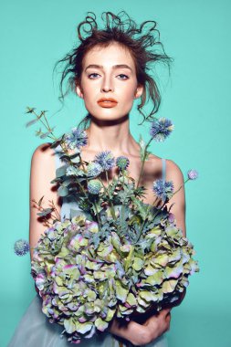 Profesyonel makyajlı güzel bir kadın.