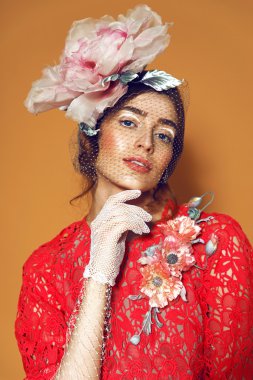 Profesyonel makyajlı güzel bir kadın.