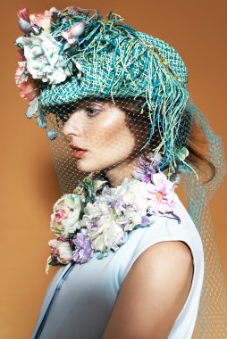 Profesyonel makyajlı güzel bir kadın.