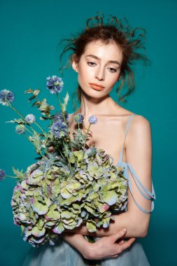 Profesyonel makyajlı güzel bir kadın.