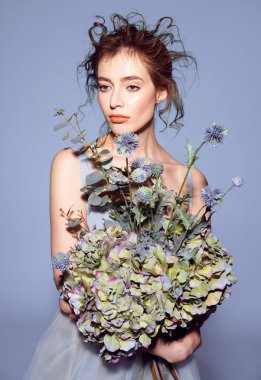 Profesyonel makyajlı güzel bir kadın.