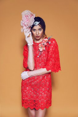 Profesyonel makyajlı güzel bir kadın.