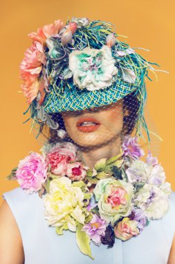 Profesyonel makyajlı güzel bir kadın.