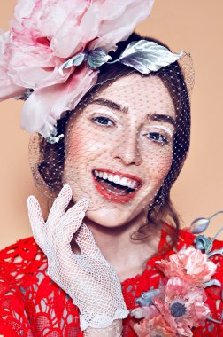 Profesyonel makyajlı güzel bir kadın.