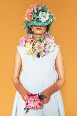 Profesyonel makyajlı güzel bir kadın.