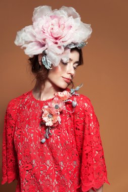 Profesyonel makyajlı güzel bir kadın.