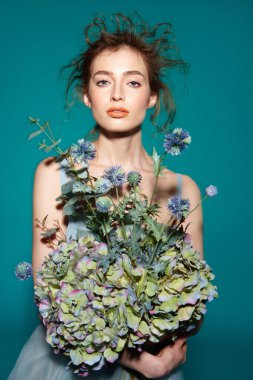 Profesyonel makyajlı güzel bir kadın.