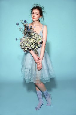 Profesyonel makyajlı güzel bir kadın.