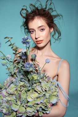 Profesyonel makyajlı güzel bir kadın.