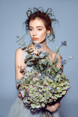 Profesyonel makyajlı güzel bir kadın.