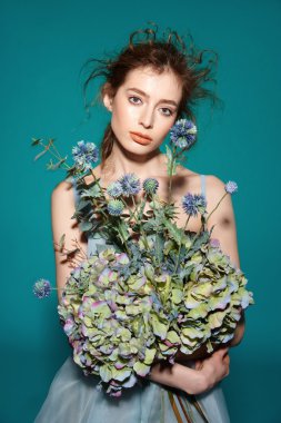 Profesyonel makyajlı güzel bir kadın.