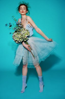 Profesyonel makyajlı güzel bir kadın.