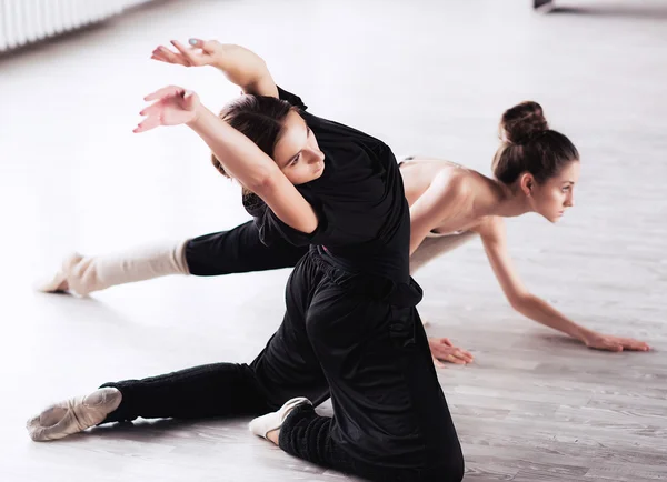 Two dancers friends practice in dance studio — Stock Photo, Image