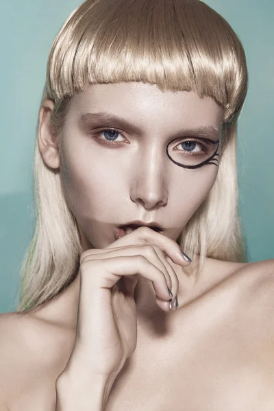 Ομορφιά μοντέλο πορτρέτο γυναίκα με το υγρό μακιγιάζ και χτένισμα ισχυρή. Μόδα λαμπερά highlighter στο δέρμα, γυαλιστερό χείλη make-up και φυσικά μαύρα φρύδια γραμμές — Φωτογραφία Αρχείου