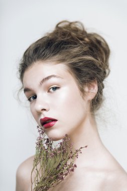 Moda model orijinal saç modeli temiz yüz doğal cilt güzellik vurgulamak