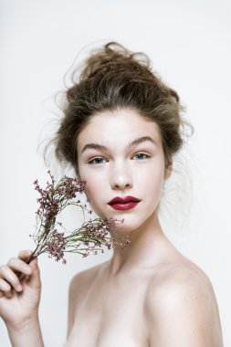 Moda model orijinal saç modeli temiz yüz doğal cilt güzellik vurgulamak