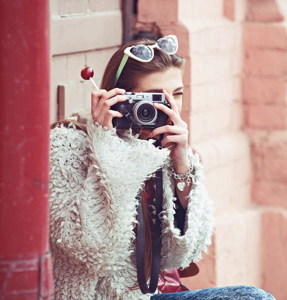 Female photographer with professional SLR camera, natural light, selective focus on nearest part of lens with blend — Stock Photo, Image