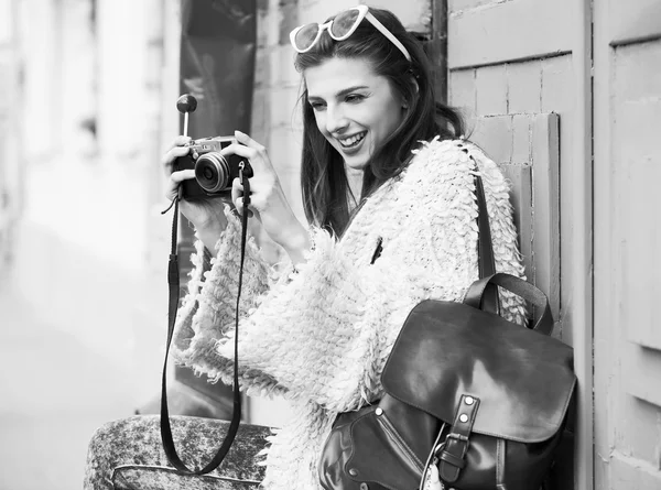 Γυναίκα φωτογράφος με επαγγελματική φωτογραφική μηχανή slr, φυσικό φως, επιλεκτική εστίαση στο πλησιέστερο τμήμα του φακού με μείγμα — Φωτογραφία Αρχείου