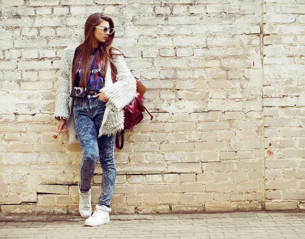 年轻的街头时尚女孩的旧砖墙背景。户外活动、 生活方式. — 图库照片