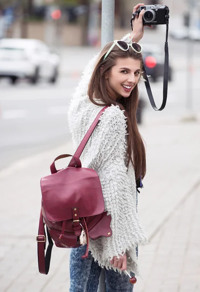 Jonge straat mode meisje op de achtergrond van oude bakstenen muur. buiten, lifestyle. — Stockfoto