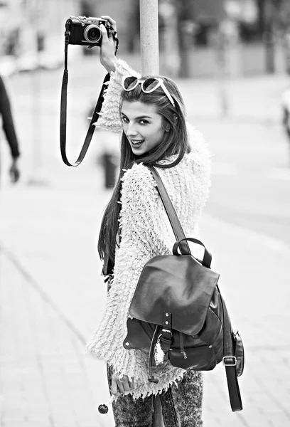 Menina de moda de rua jovem no fundo da parede de tijolo velho. Ao ar livre, estilo de vida . — Fotografia de Stock