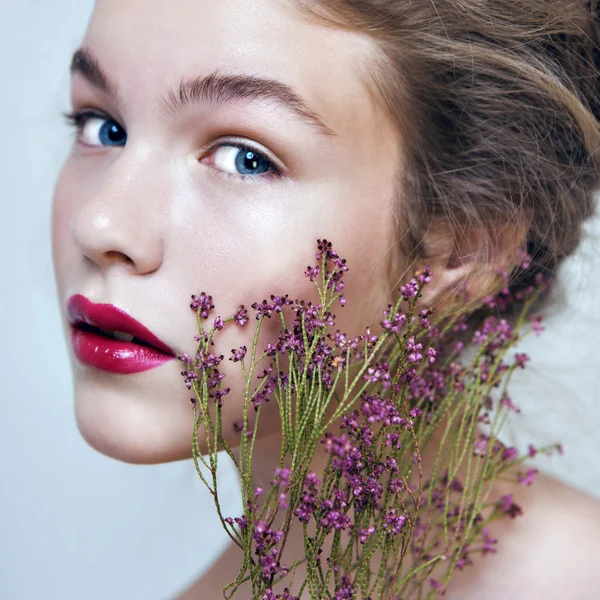 Fashion model oorspronkelijke kapsel schoon gezicht huid natuurlijke schoonheid markeren — Stockfoto