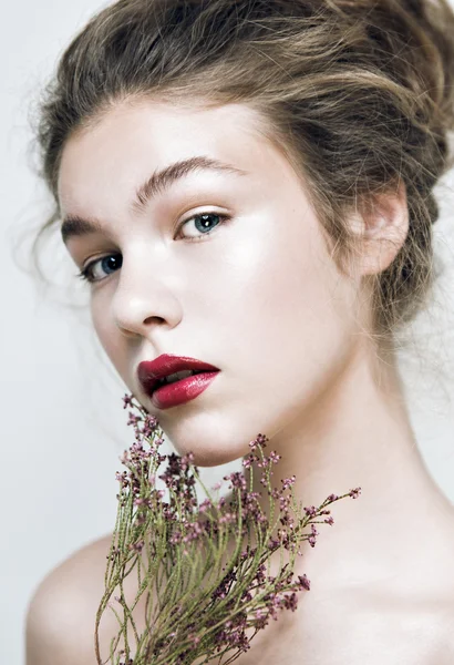 Moda model orijinal saç modeli temiz yüz doğal cilt güzellik vurgulamak