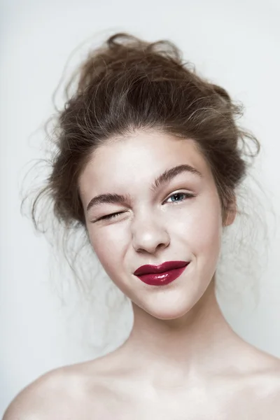 Jelölje ki a divat modell eredeti frizura tiszta arc bőr természetes szépség — Stock Fotó