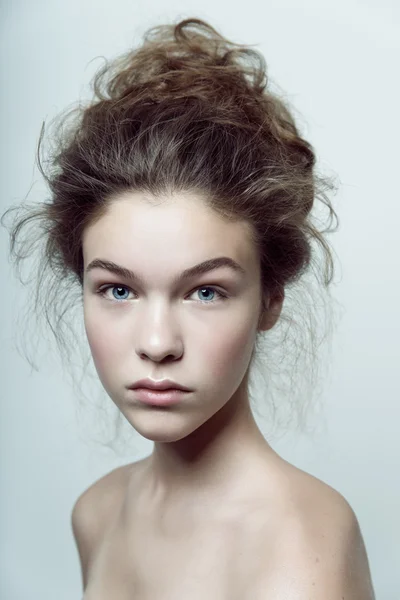 Fashion model original hairstyle clean face natural skin beauty highlight — Stock Photo, Image