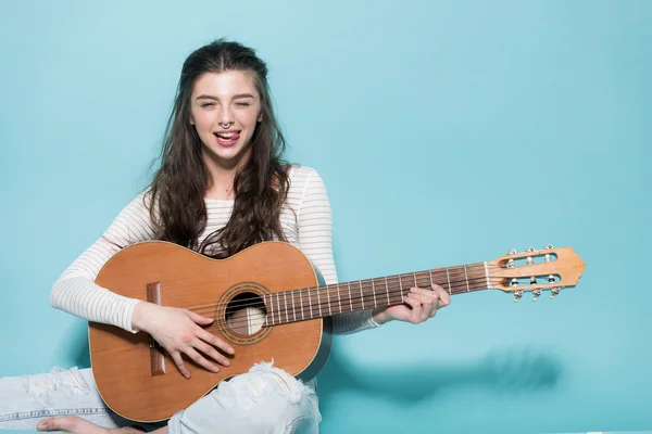 Schönes junges Mädchen posiert mit Gitarre — Stockfoto