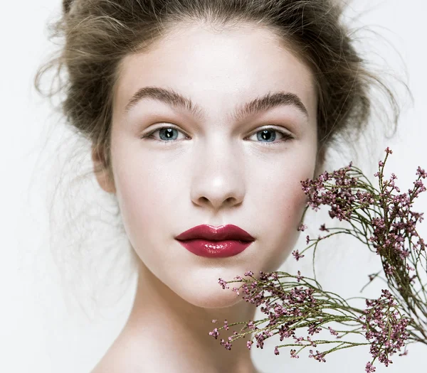 Mode-Modell ursprüngliche Frisur sauberes Gesicht natürliche Haut Schönheit Highlight lizenzfreie Stockfotos
