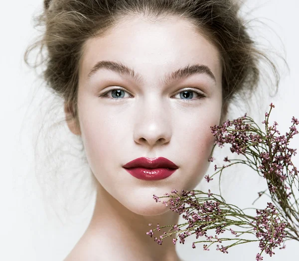 Modelo de moda peinado original cara limpia natural belleza de la piel resaltar Fotos de stock libres de derechos