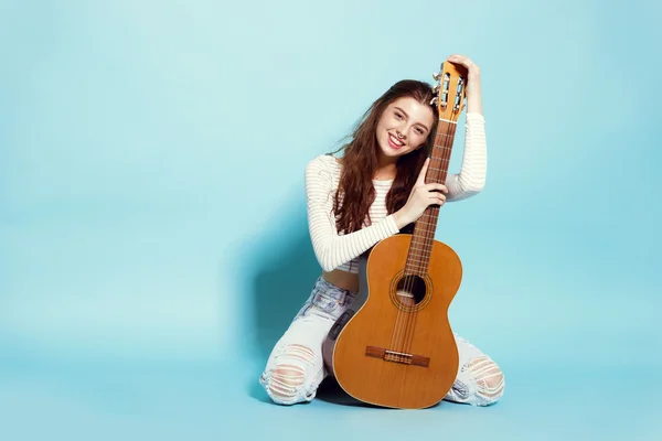 Vacker ung flicka poserar med gitarr — Stockfoto