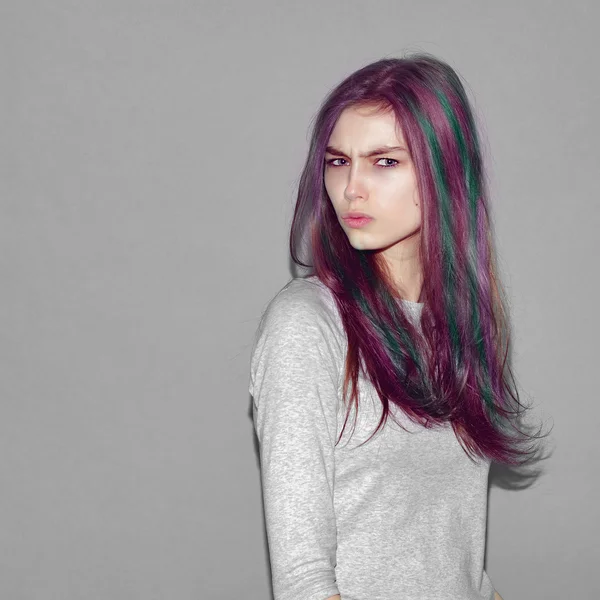 Ragazza hipster emotivo fare divertente esperimento faccia con i capelli verdi colore su sfondo chiaro — Foto Stock