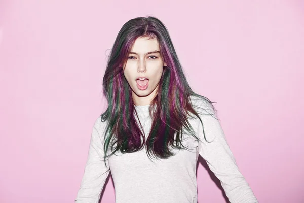 Emotionale Hipster-Mädchen machen lustige Gesichtsexperiment mit grünen Haaren Farbe auf hellem Hintergrund — Stockfoto