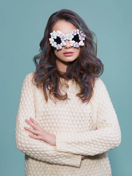 Модель красоты портрет женщины в необычных солнцезащитных очках с цветной волнистой прической. Блестящий маркер на коже, блестящий макияж для губ — стоковое фото