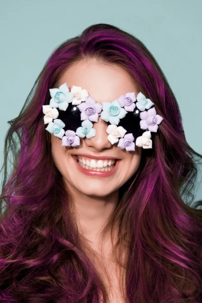 Emotionales Model mit Sonnenbrille macht lustiges Gesicht an blauer Wand — Stockfoto