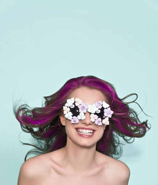 Güzellik kadın portre renk dalgalı saç modeli ile olağandışı güneş gözlüğü. Deri, parlak dudak makyaj moda parlak fosforlu kalem — Stok fotoğraf