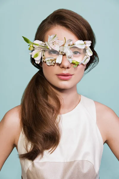 Schoonheid grappige model vrouw in ongewone zonnebril met kleur golvend kapsel. De glanzende highlighter mode op huid, glanzende lippen make-up — Stockfoto